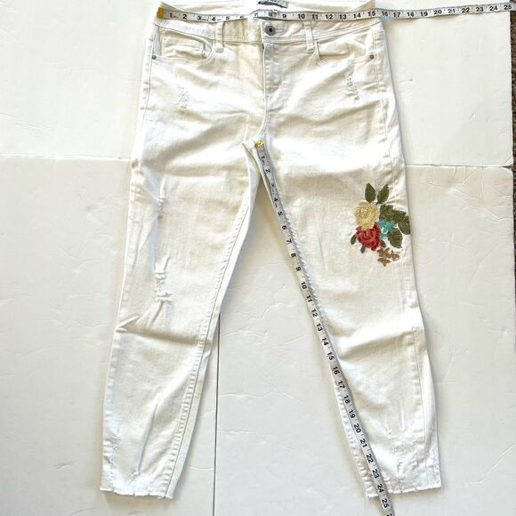 Dex Distressed White Embroidered Floral Design Crop Jeans Size 30 - Picture 10 of 11